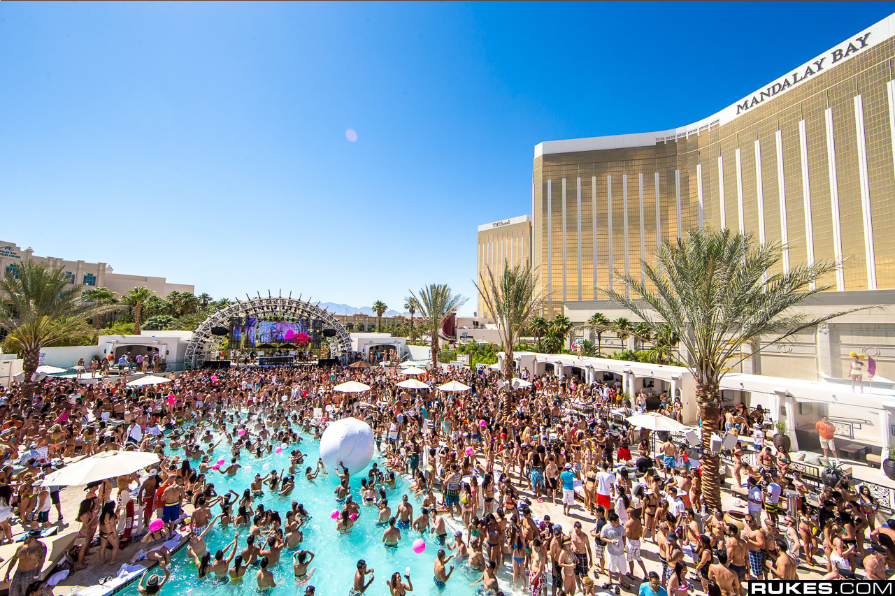 Download this Here Glimpse Daylight Beach Club picture
